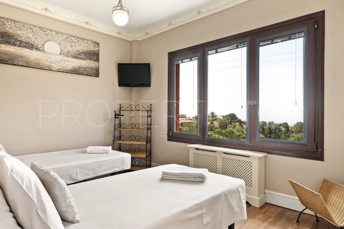 Villa de 8 dormitorios en venta en Benalmadena