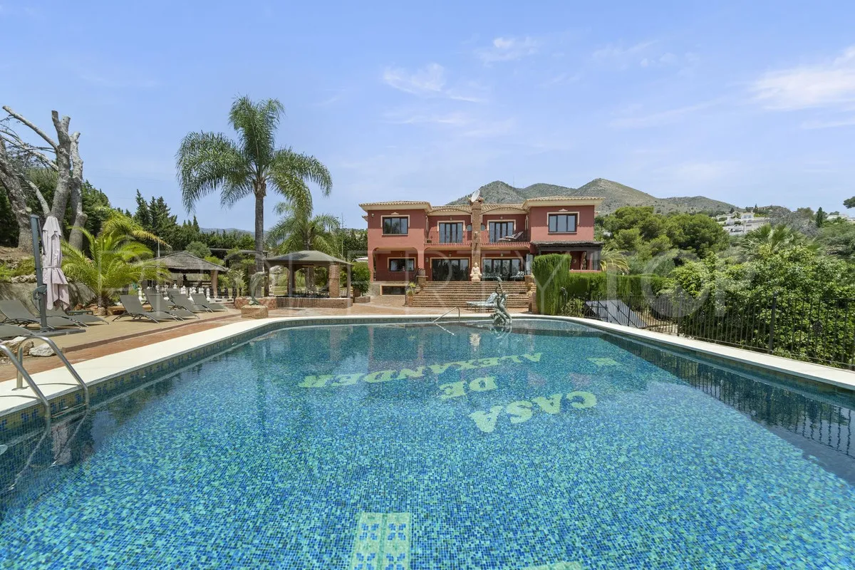 Villa de 8 dormitorios en venta en Benalmadena