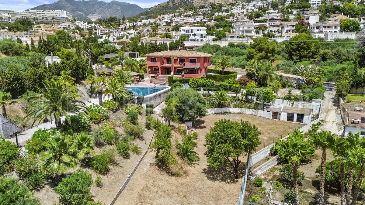 Villa de 8 dormitorios en venta en Benalmadena