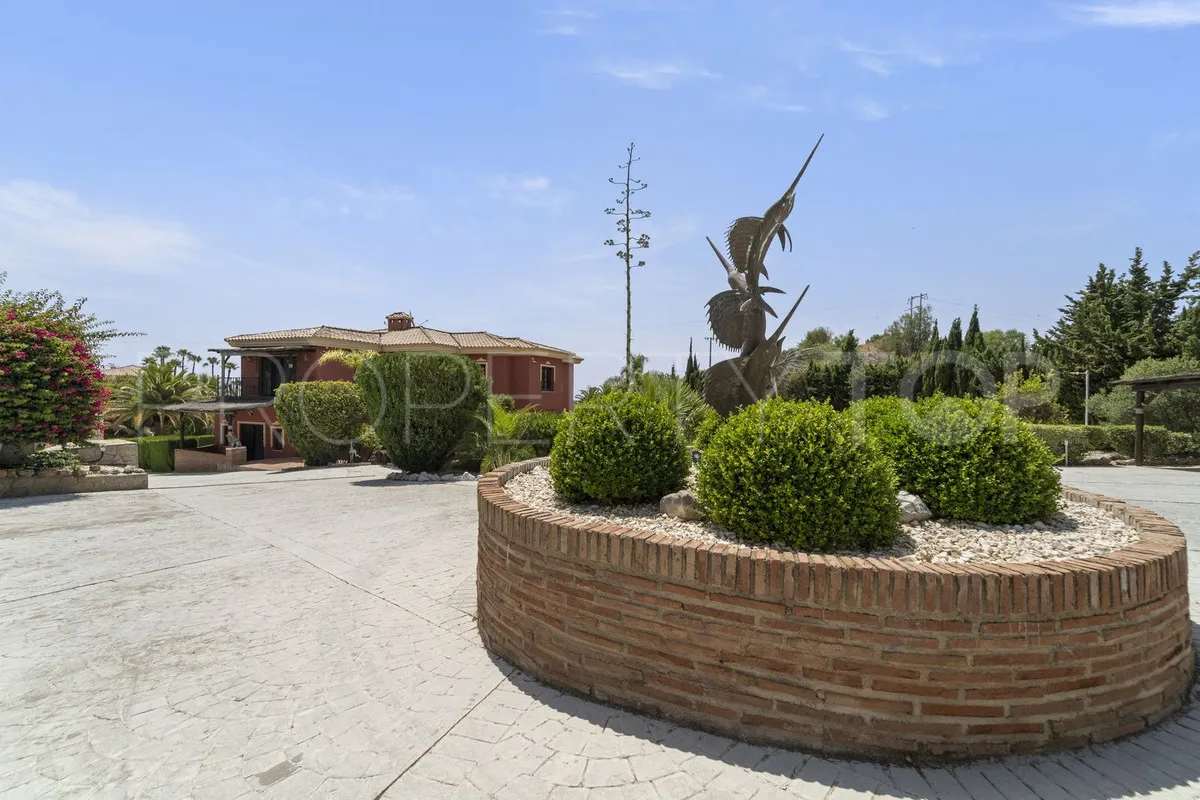Villa de 8 dormitorios en venta en Benalmadena