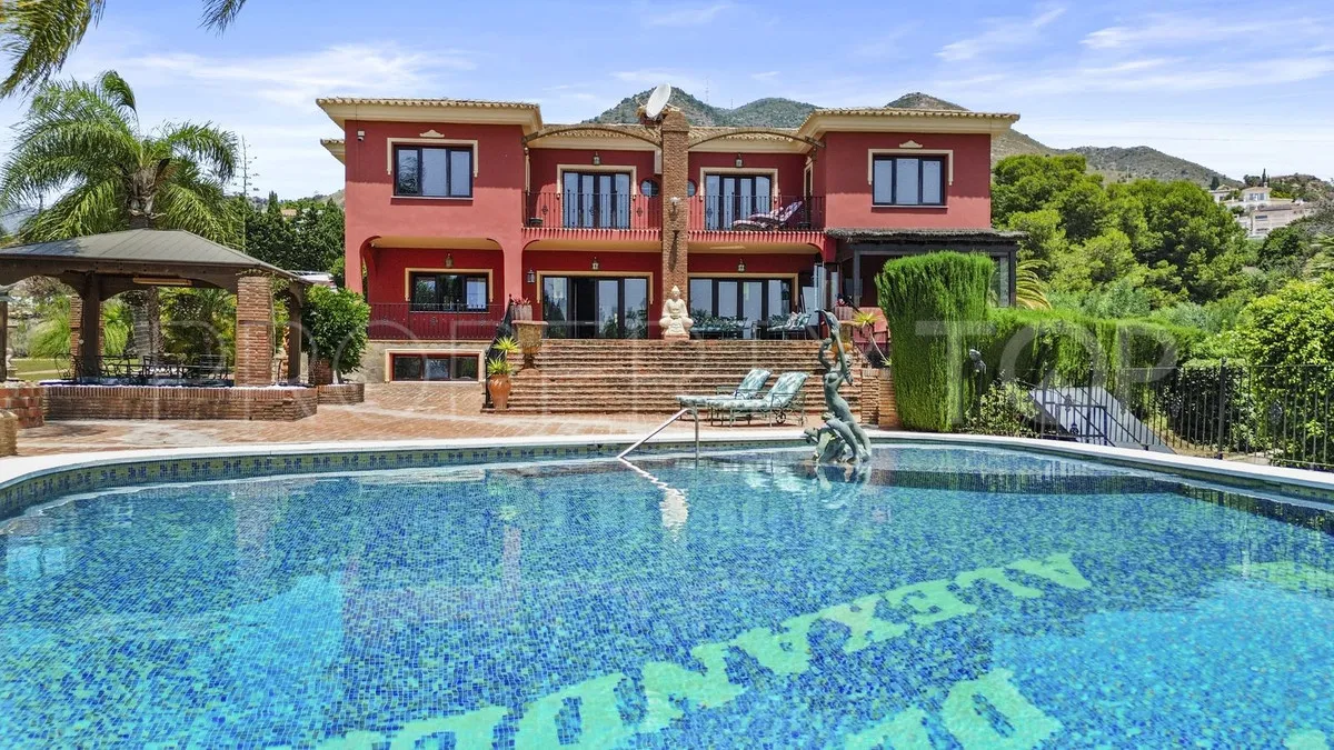 Villa de 8 dormitorios en venta en Benalmadena
