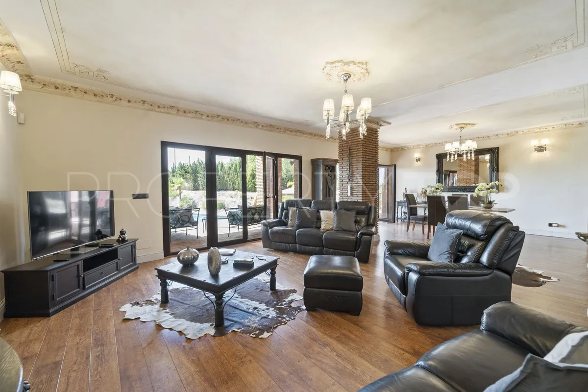 Villa de 8 dormitorios en venta en Benalmadena