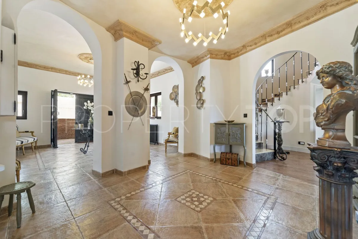 Villa de 8 dormitorios en venta en Benalmadena