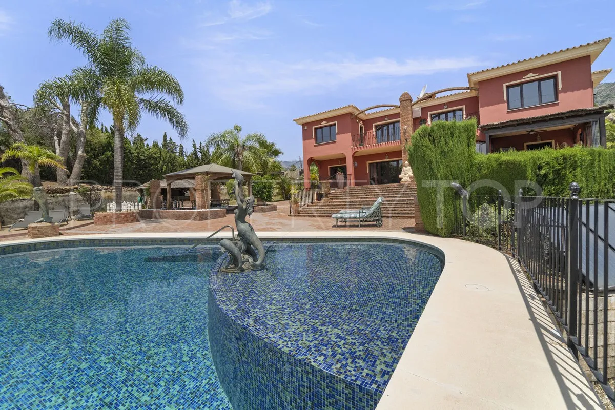 Villa de 8 dormitorios en venta en Benalmadena