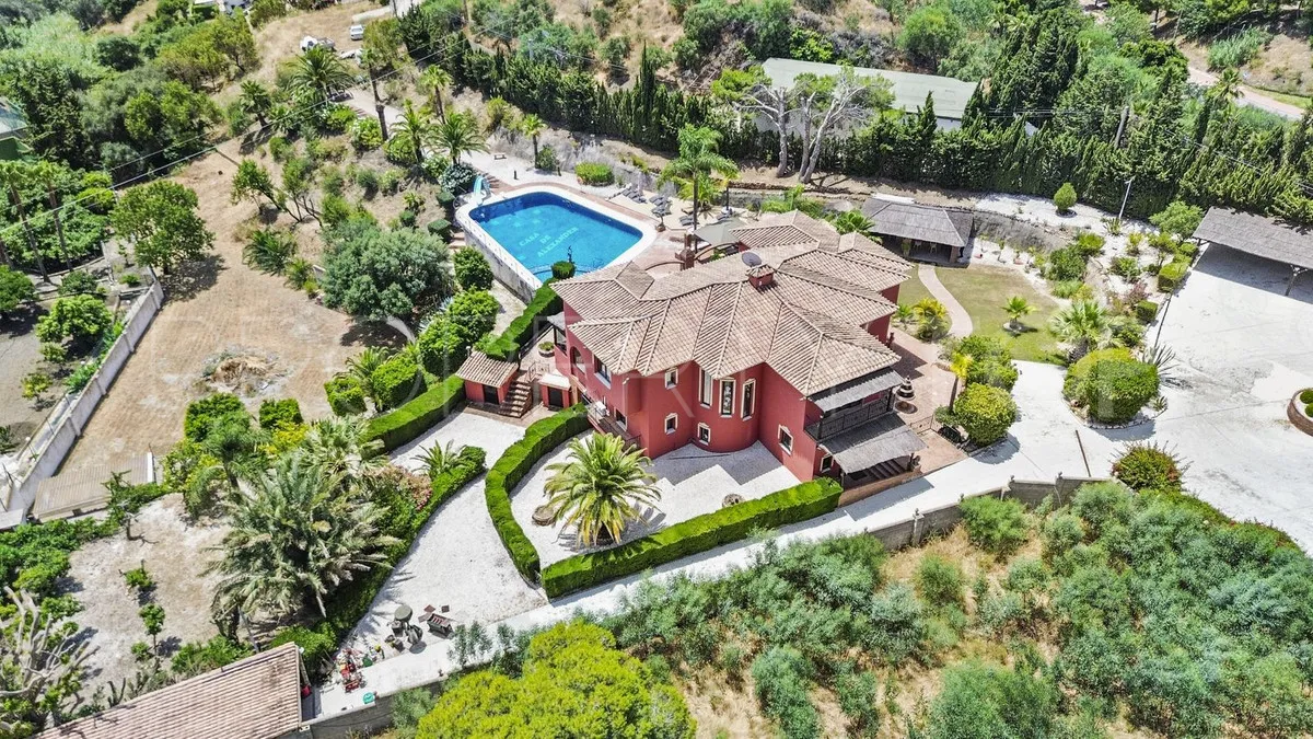 Villa de 8 dormitorios en venta en Benalmadena