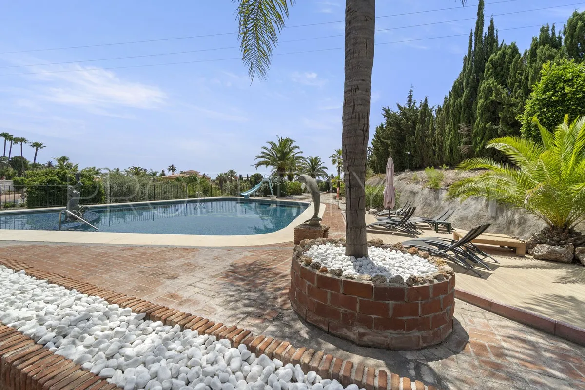 Villa de 8 dormitorios en venta en Benalmadena