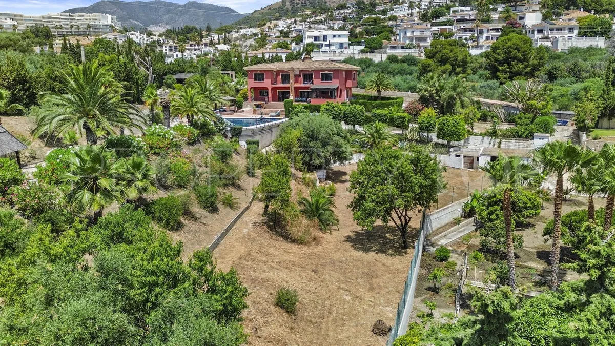 Villa de 8 dormitorios en venta en Benalmadena