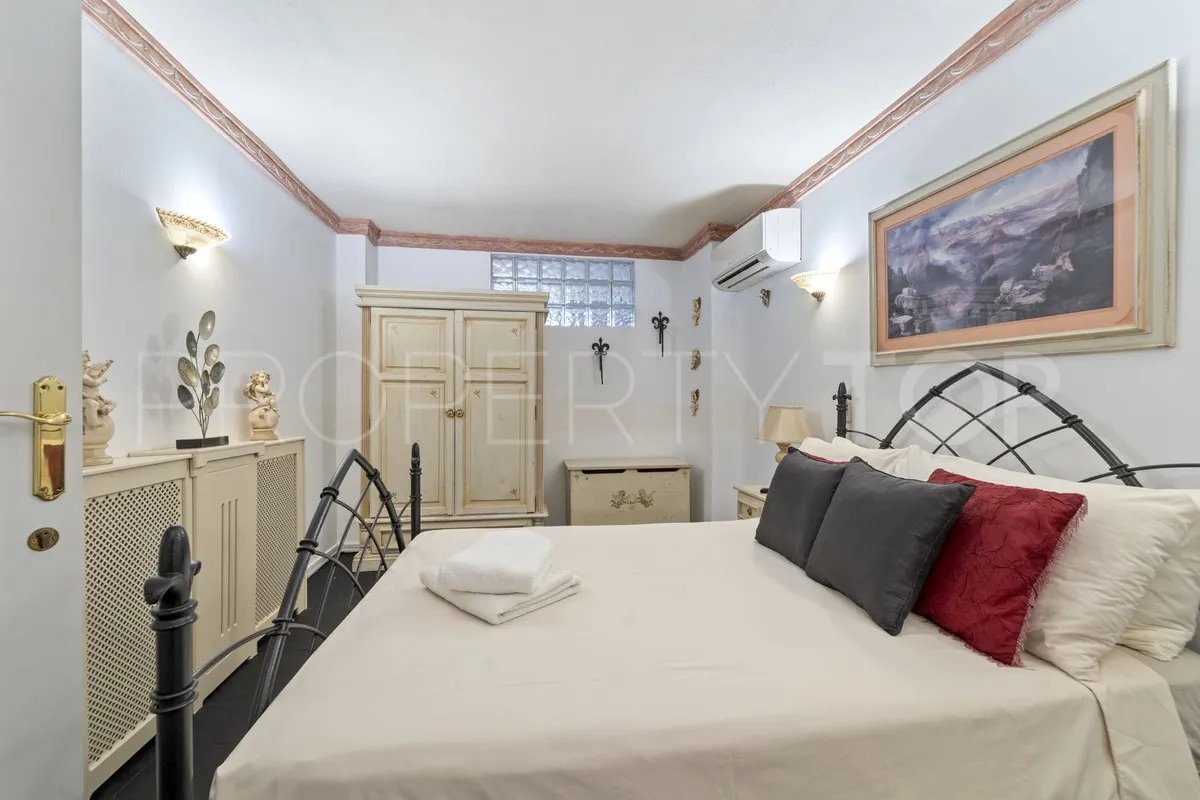 Villa de 8 dormitorios en venta en Benalmadena