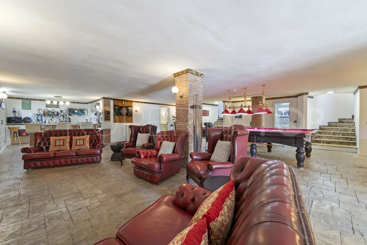 Villa de 8 dormitorios en venta en Benalmadena