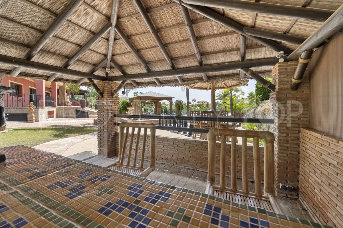 Villa de 8 dormitorios en venta en Benalmadena