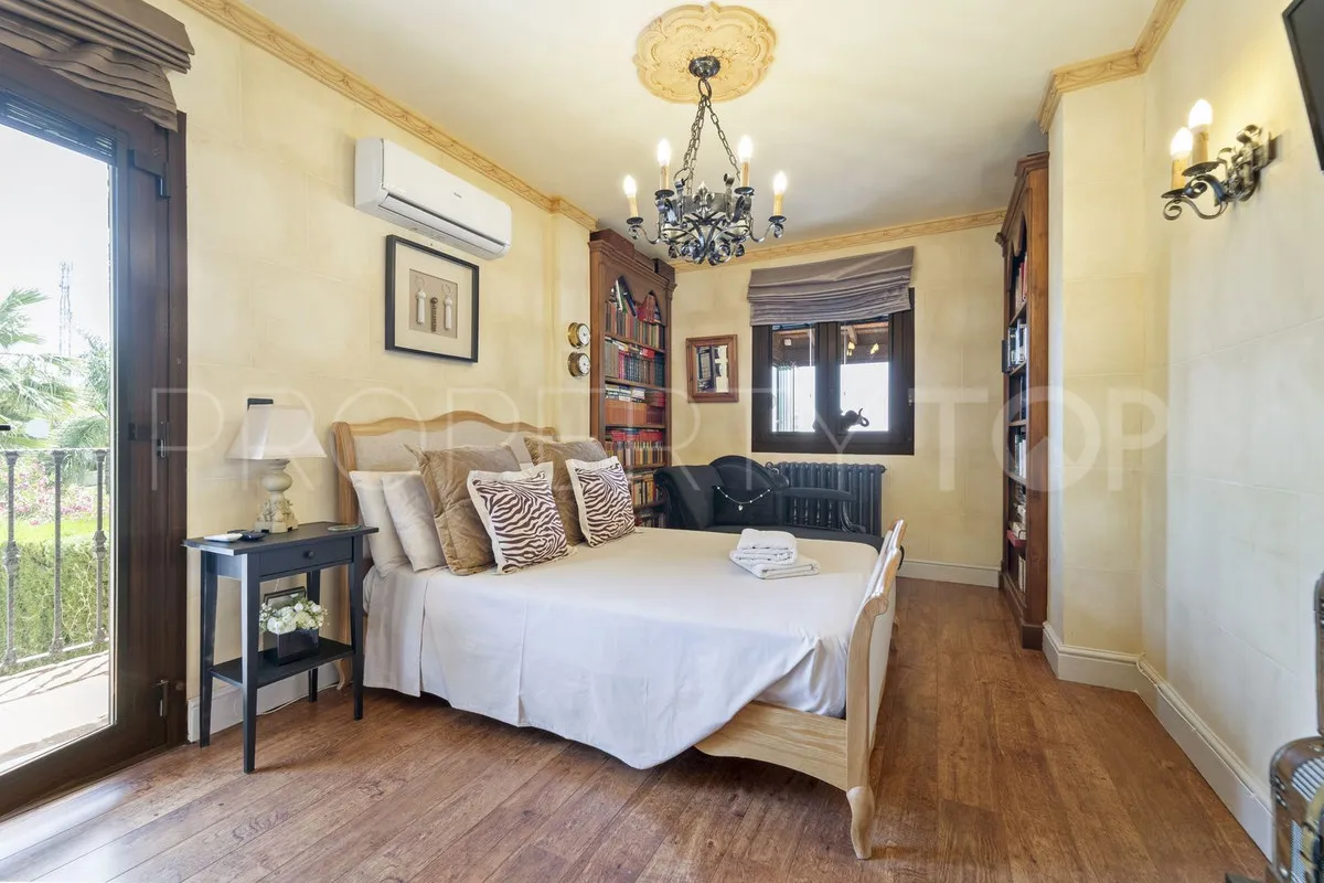 Villa de 8 dormitorios en venta en Benalmadena