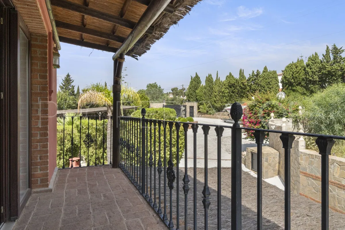 Villa de 8 dormitorios en venta en Benalmadena