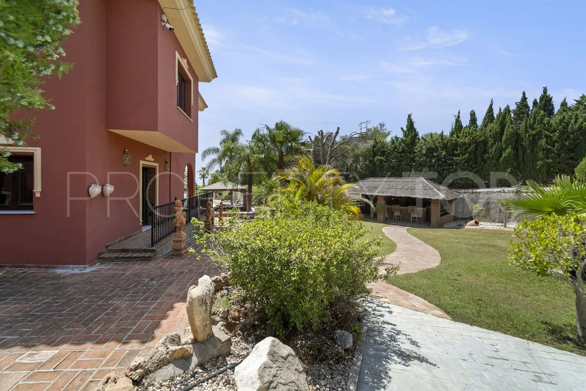 Villa de 8 dormitorios en venta en Benalmadena