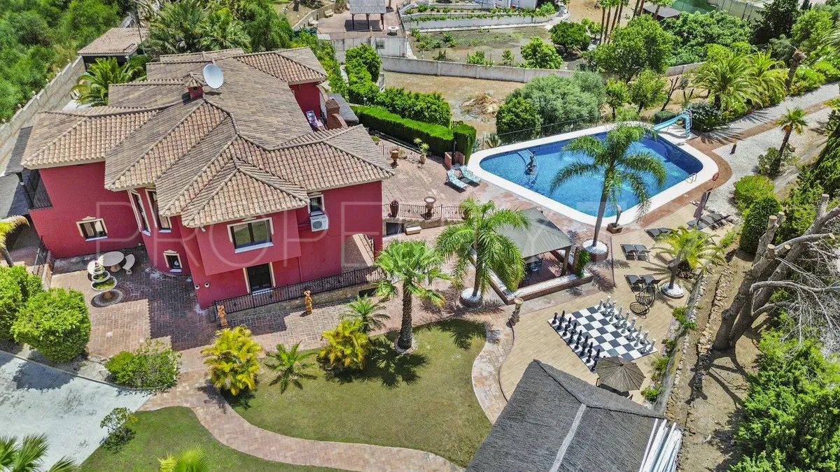 Villa de 8 dormitorios en venta en Benalmadena