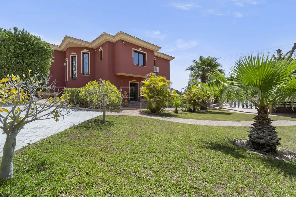 Villa de 8 dormitorios en venta en Benalmadena