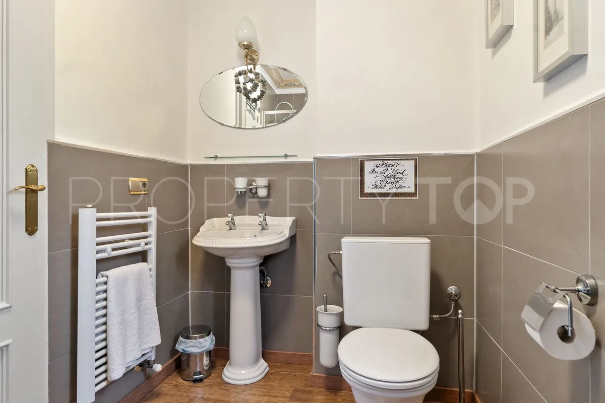 Villa de 8 dormitorios en venta en Benalmadena