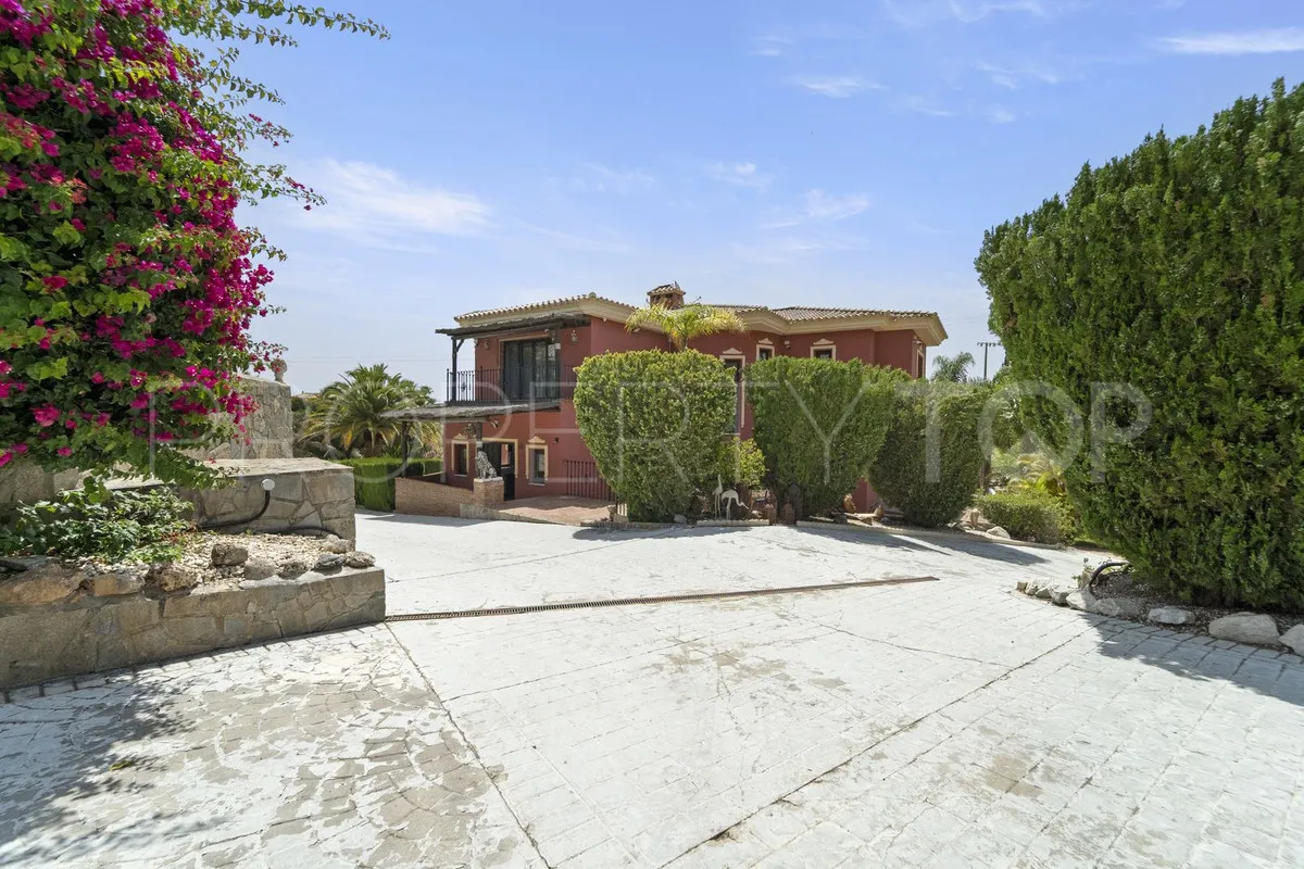 Villa de 8 dormitorios en venta en Benalmadena