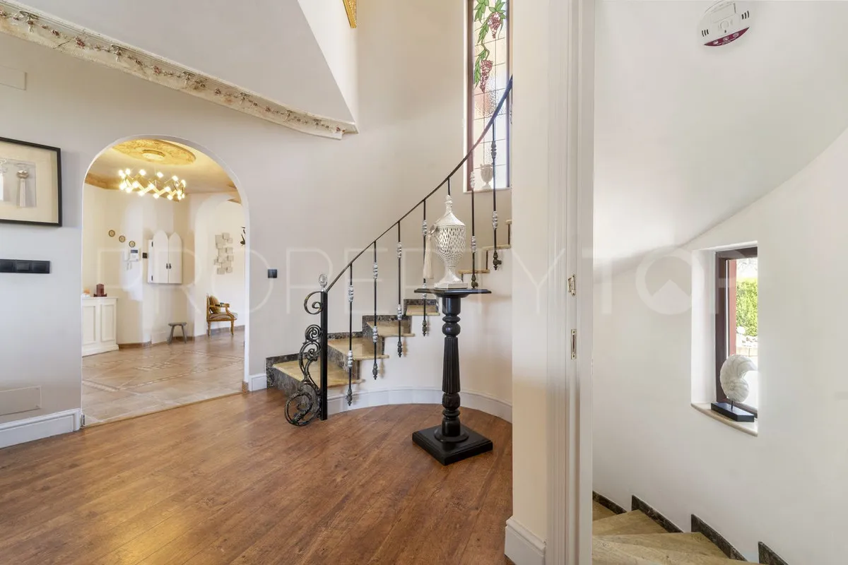 Villa de 8 dormitorios en venta en Benalmadena