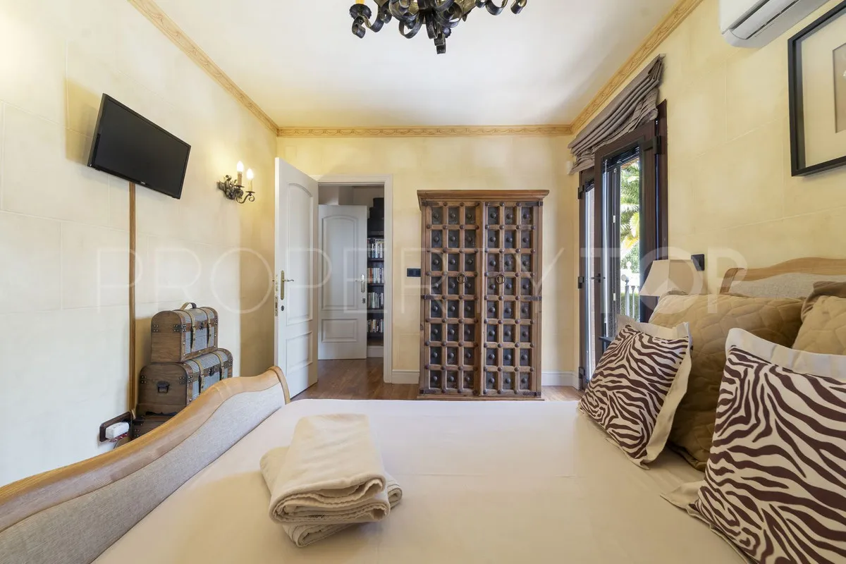 Villa de 8 dormitorios en venta en Benalmadena