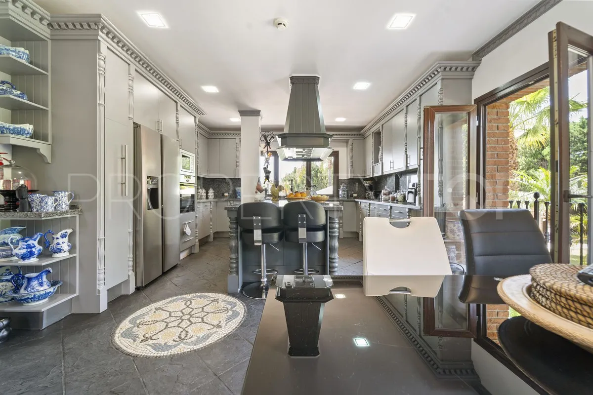 Villa de 8 dormitorios en venta en Benalmadena