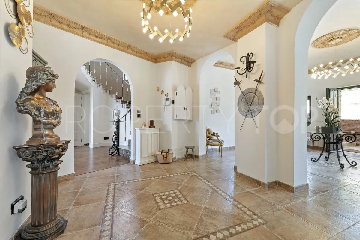 Villa de 8 dormitorios en venta en Benalmadena