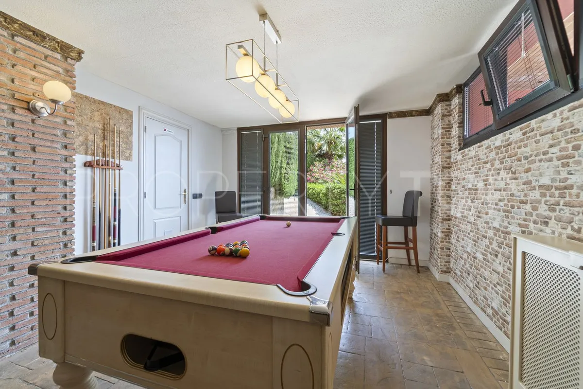 Villa de 8 dormitorios en venta en Benalmadena