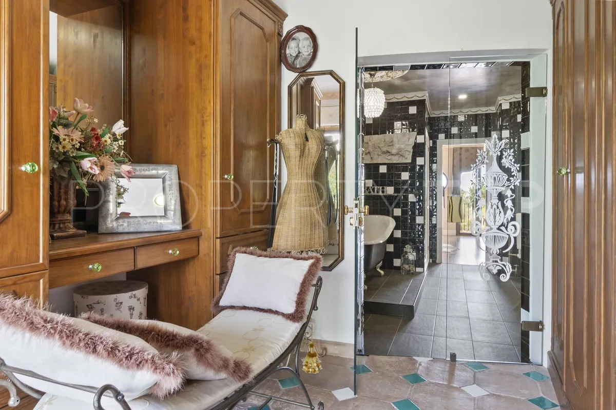 Villa de 8 dormitorios en venta en Benalmadena