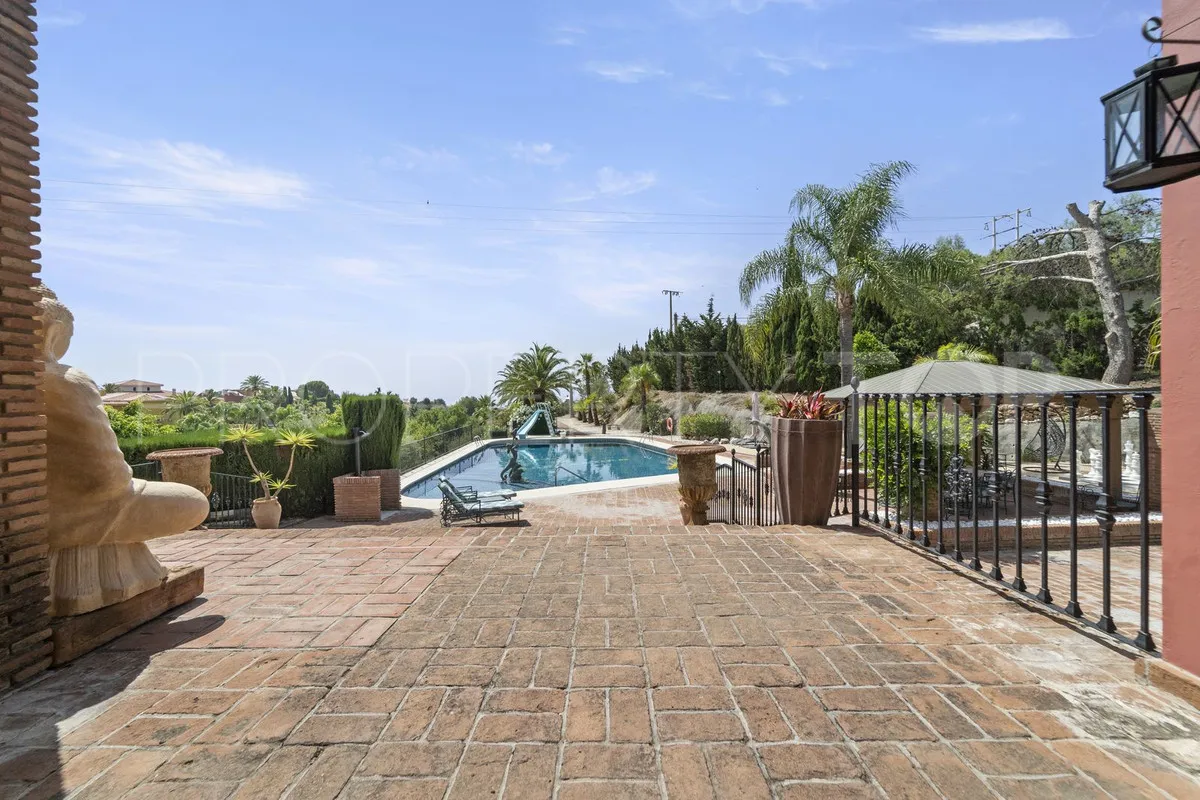 Villa de 8 dormitorios en venta en Benalmadena