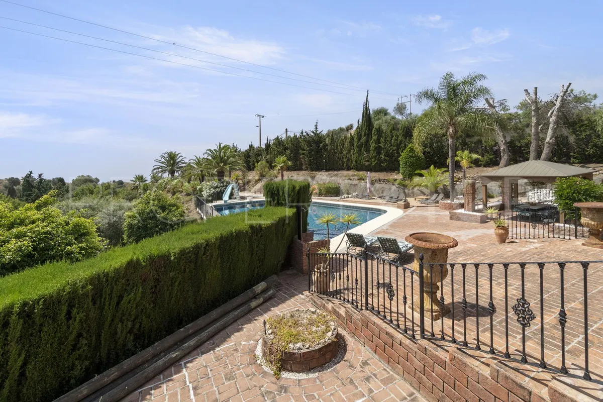 Villa de 8 dormitorios en venta en Benalmadena