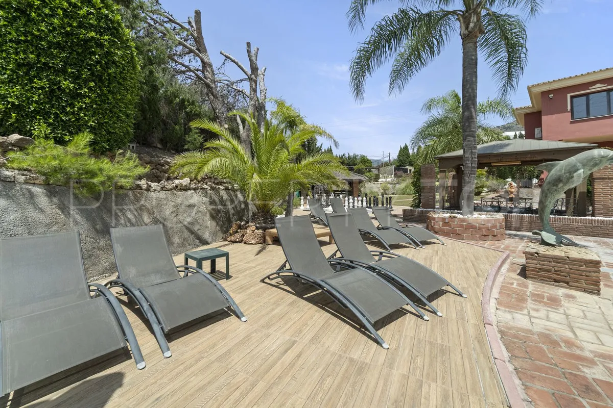 Villa de 8 dormitorios en venta en Benalmadena