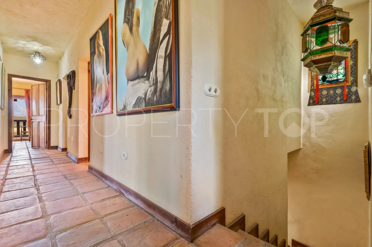 Comprar finca de 4 dormitorios en Mijas Costa