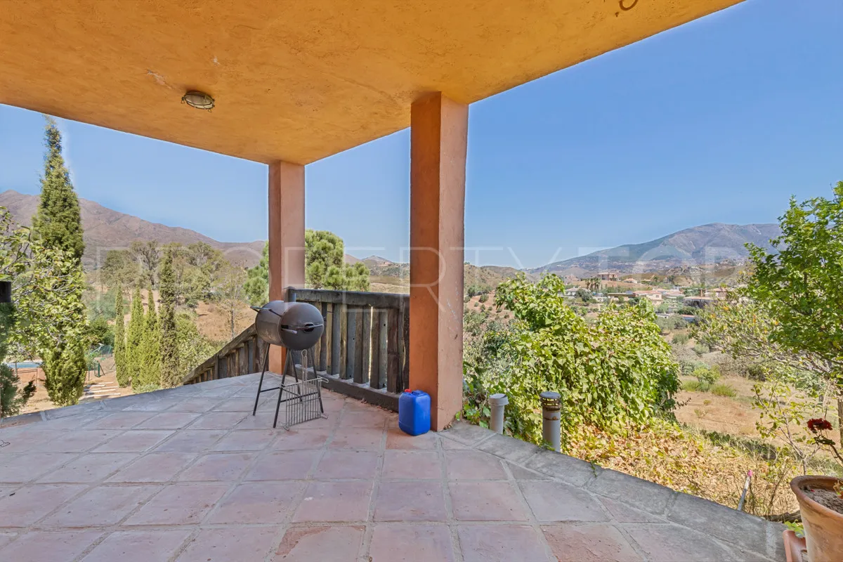 Comprar finca de 4 dormitorios en Mijas Costa