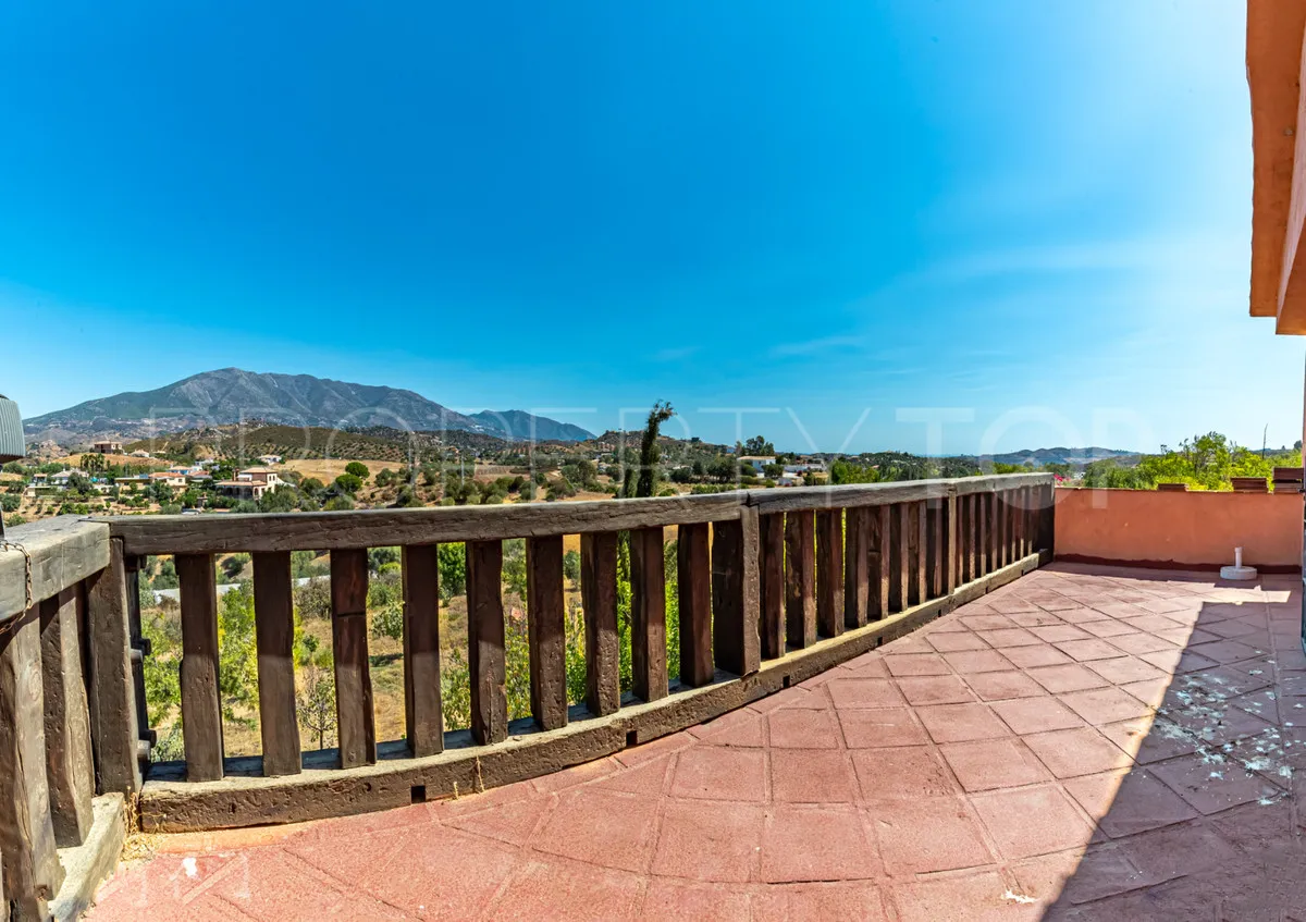 Comprar finca de 4 dormitorios en Mijas Costa