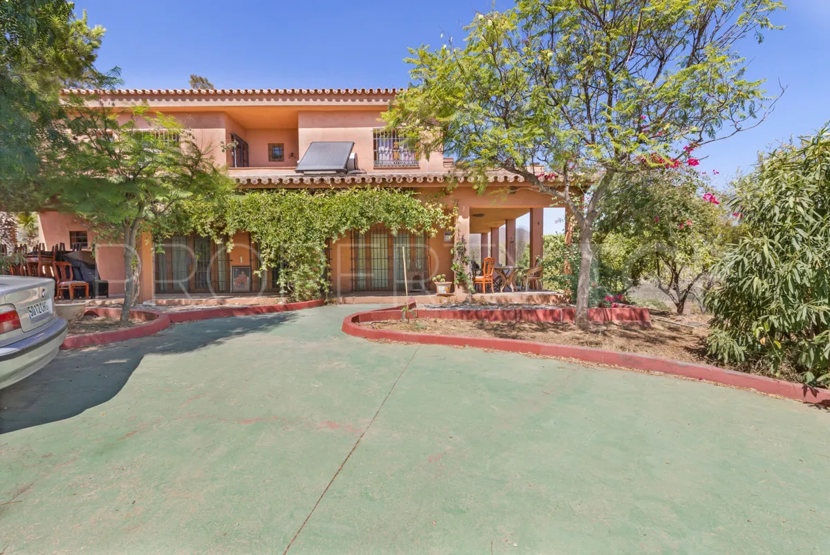 Comprar finca de 4 dormitorios en Mijas Costa