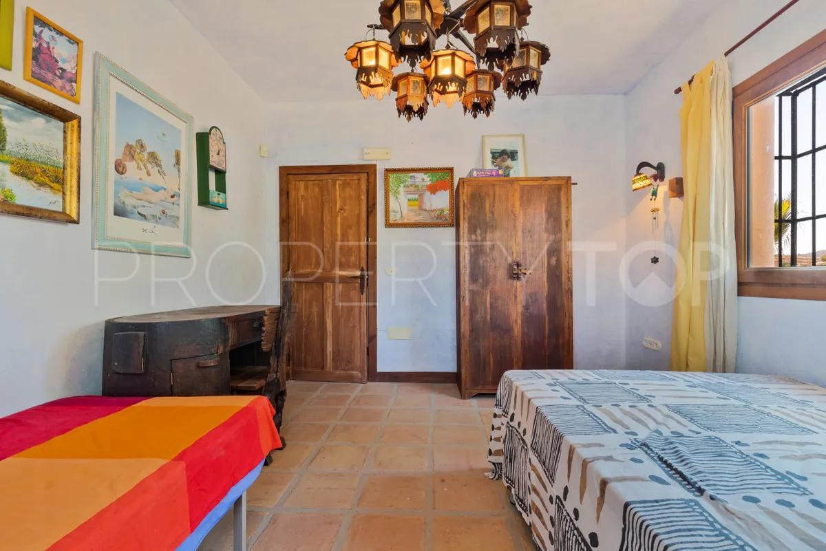 Comprar finca de 4 dormitorios en Mijas Costa