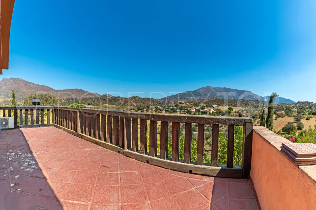 Comprar finca de 4 dormitorios en Mijas Costa