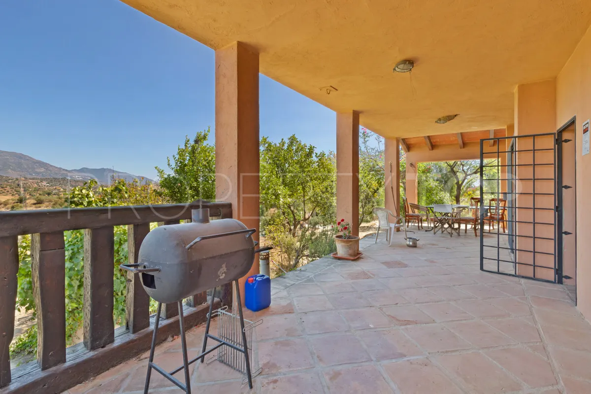 Comprar finca de 4 dormitorios en Mijas Costa