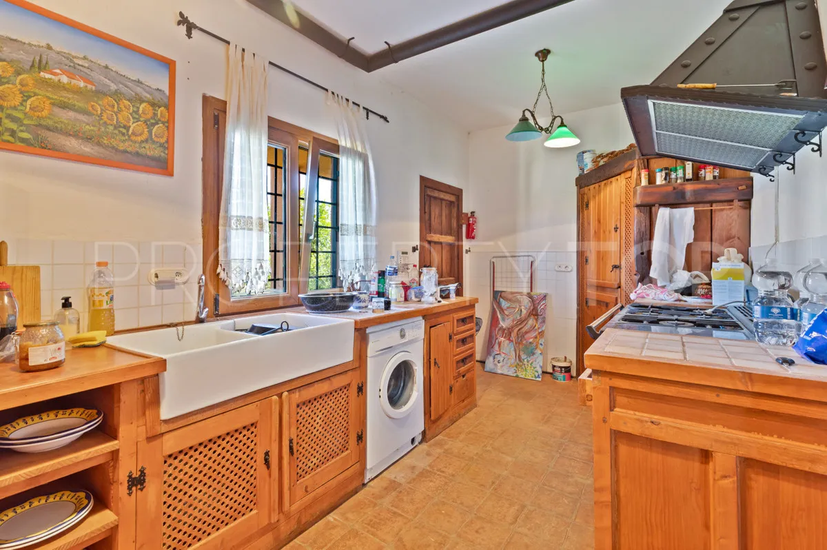 Comprar finca de 4 dormitorios en Mijas Costa