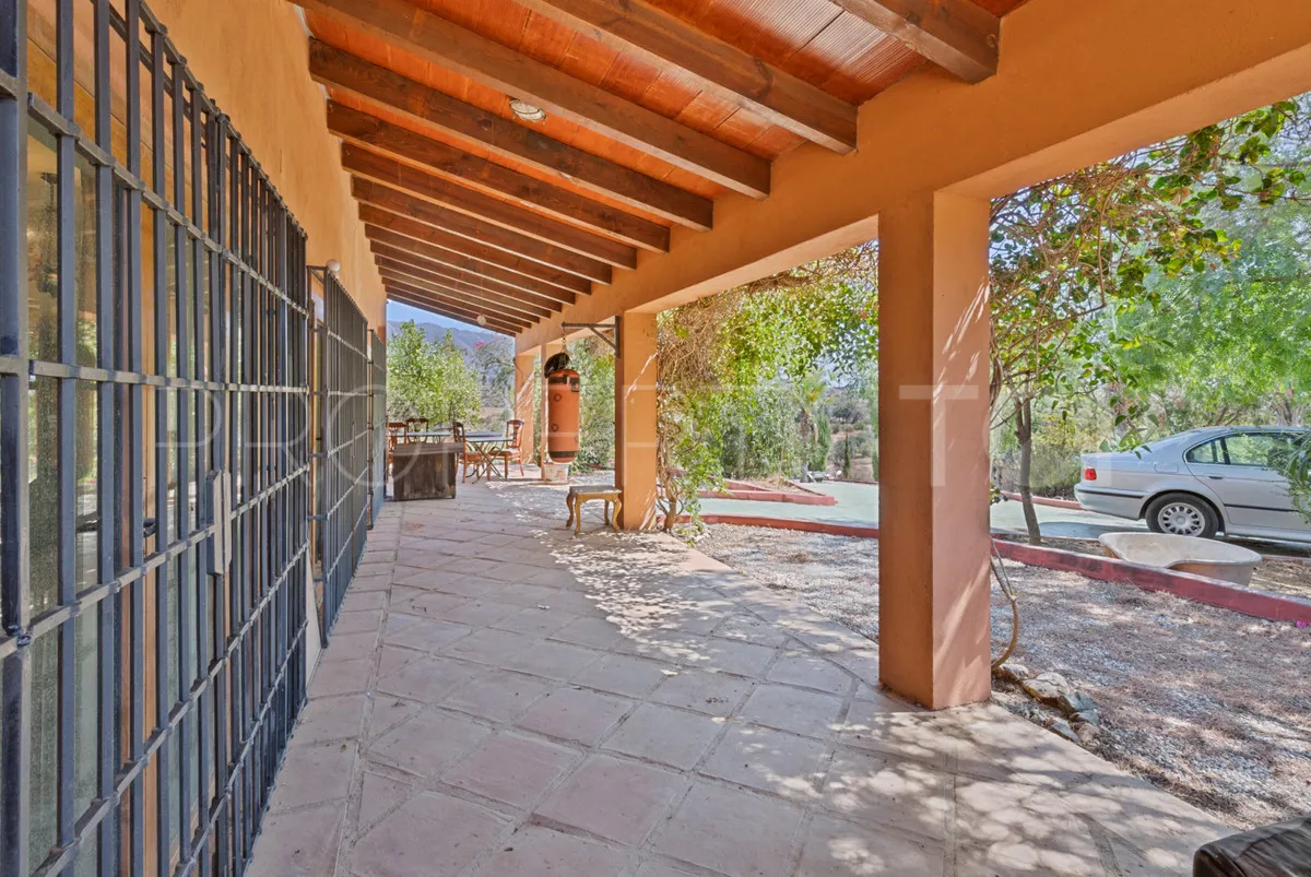 Comprar finca de 4 dormitorios en Mijas Costa