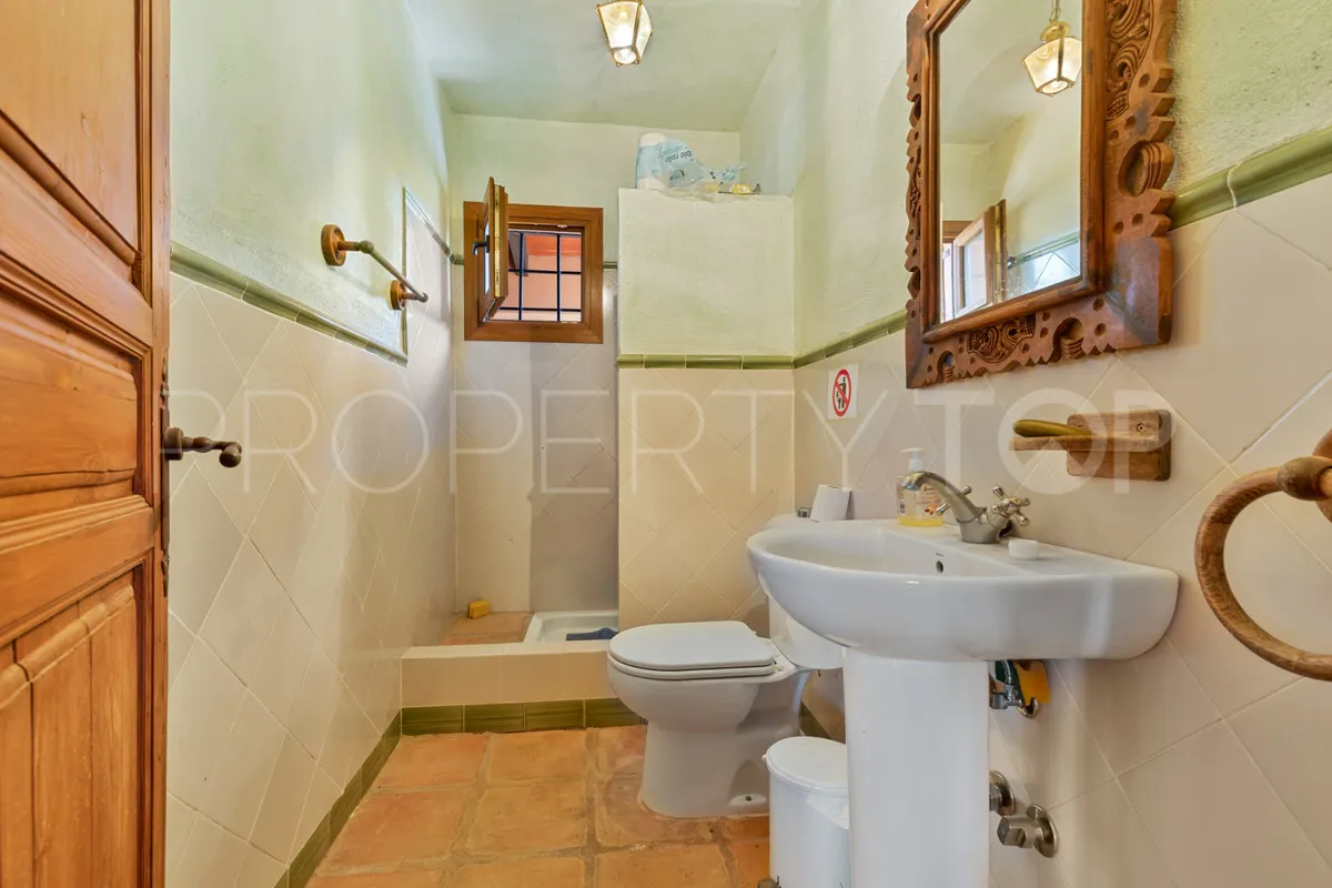 Comprar finca de 4 dormitorios en Mijas Costa