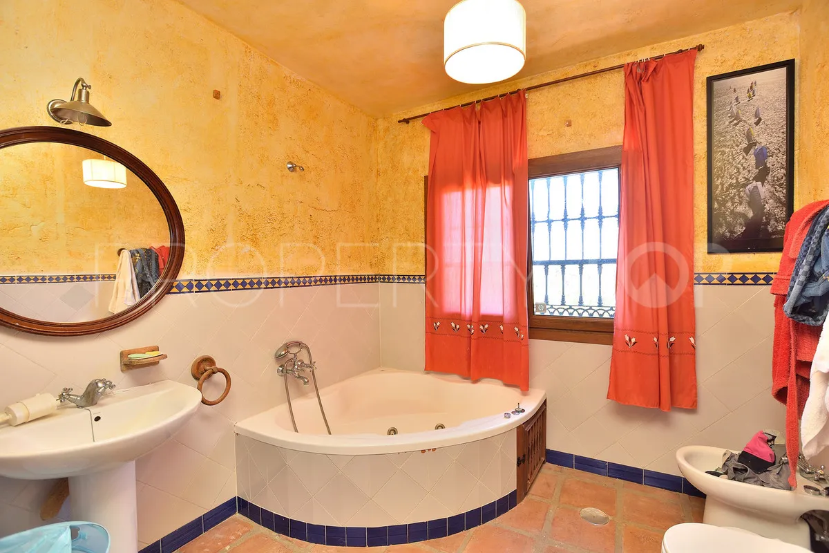 Comprar finca de 4 dormitorios en Mijas Costa