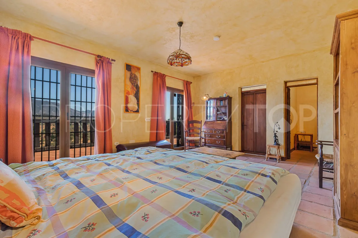 Comprar finca de 4 dormitorios en Mijas Costa