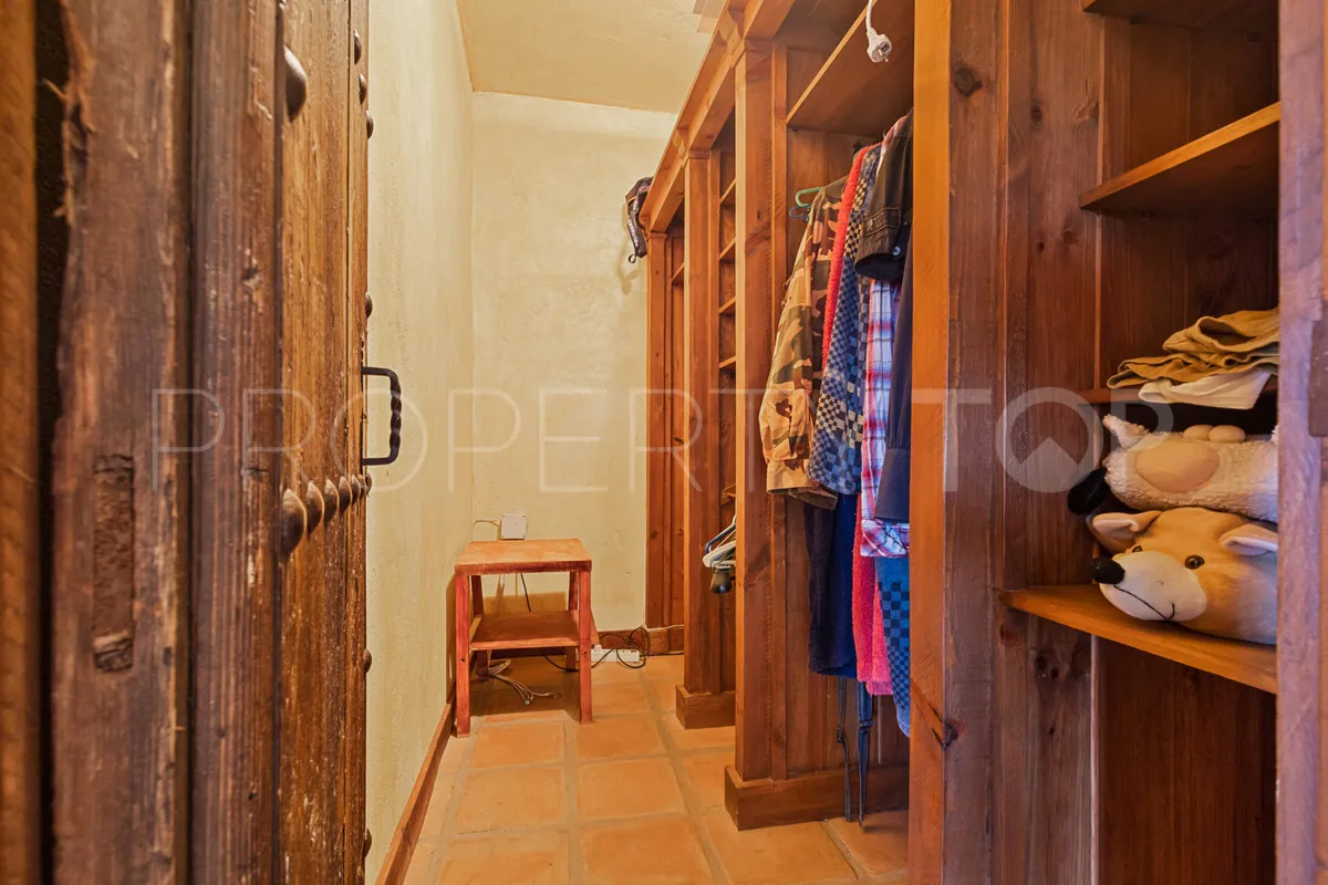 Comprar finca de 4 dormitorios en Mijas Costa