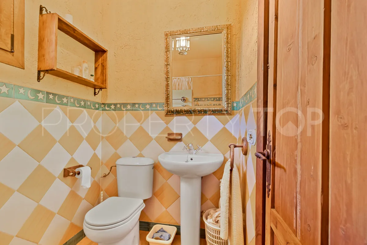 Comprar finca de 4 dormitorios en Mijas Costa