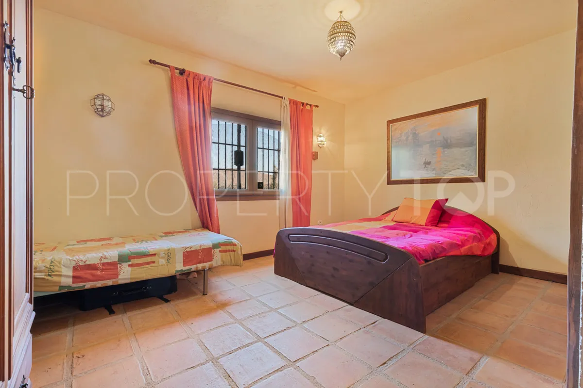 Comprar finca de 4 dormitorios en Mijas Costa