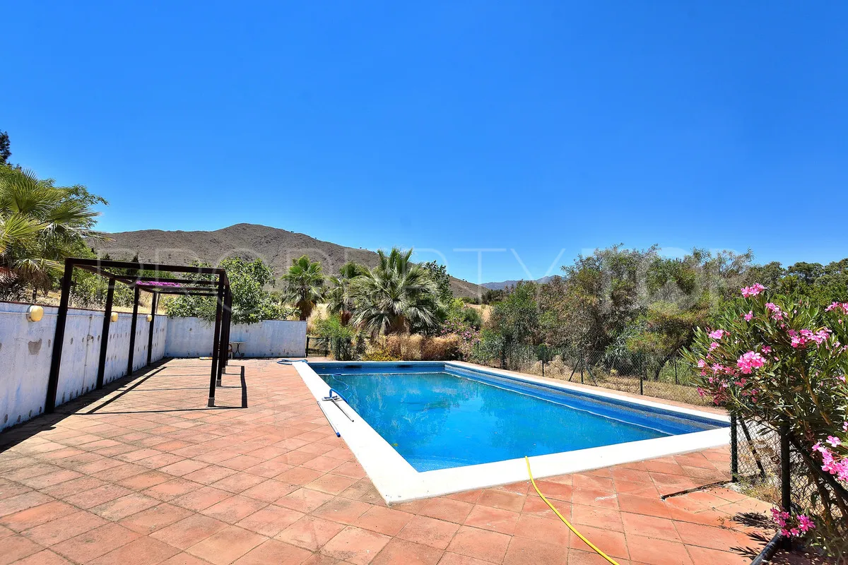Comprar finca de 4 dormitorios en Mijas Costa