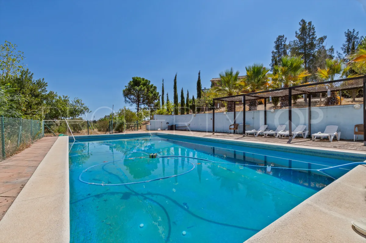 Comprar finca de 4 dormitorios en Mijas Costa