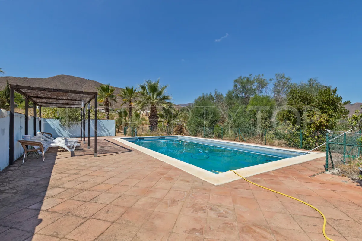Comprar finca de 4 dormitorios en Mijas Costa
