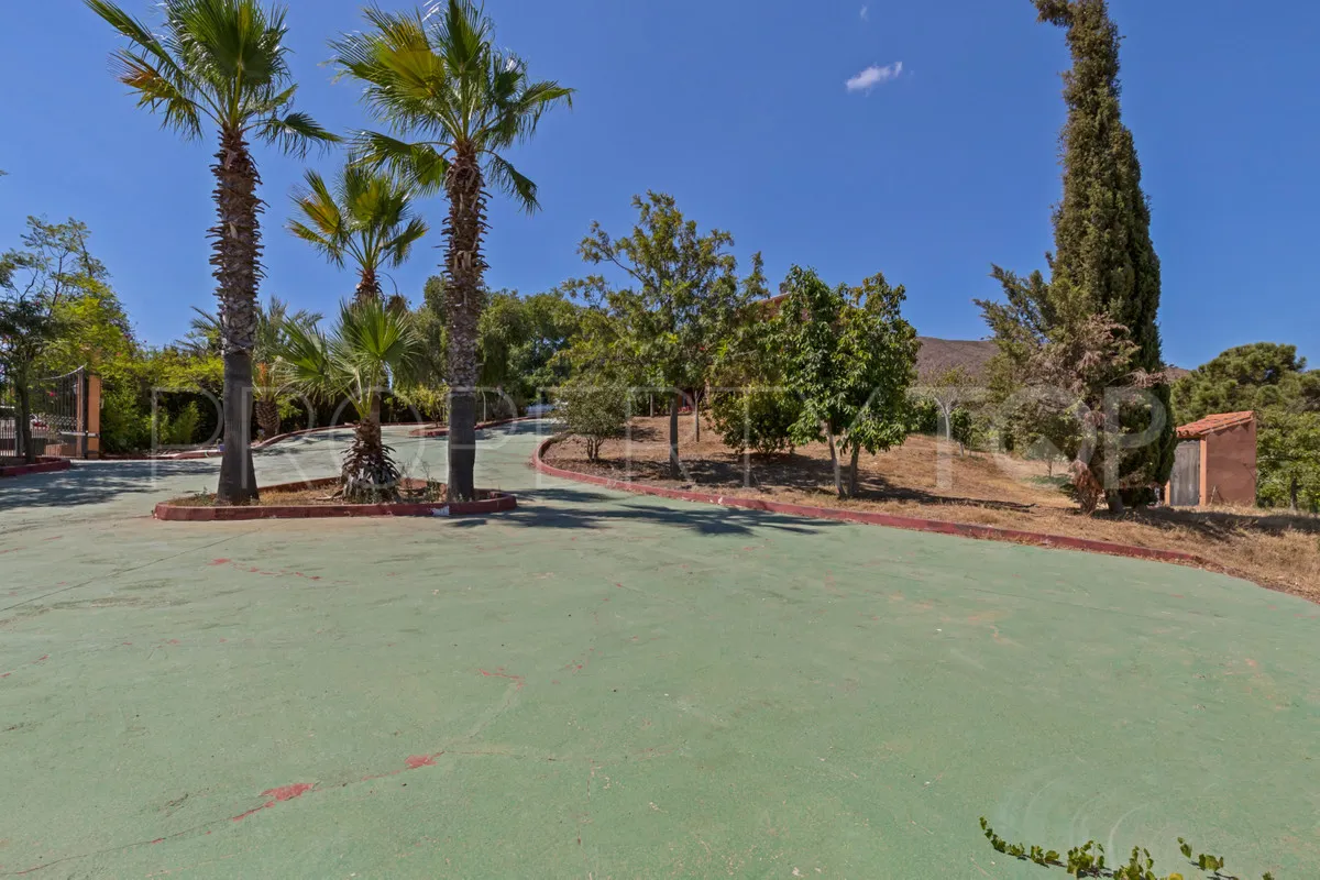 Comprar finca de 4 dormitorios en Mijas Costa