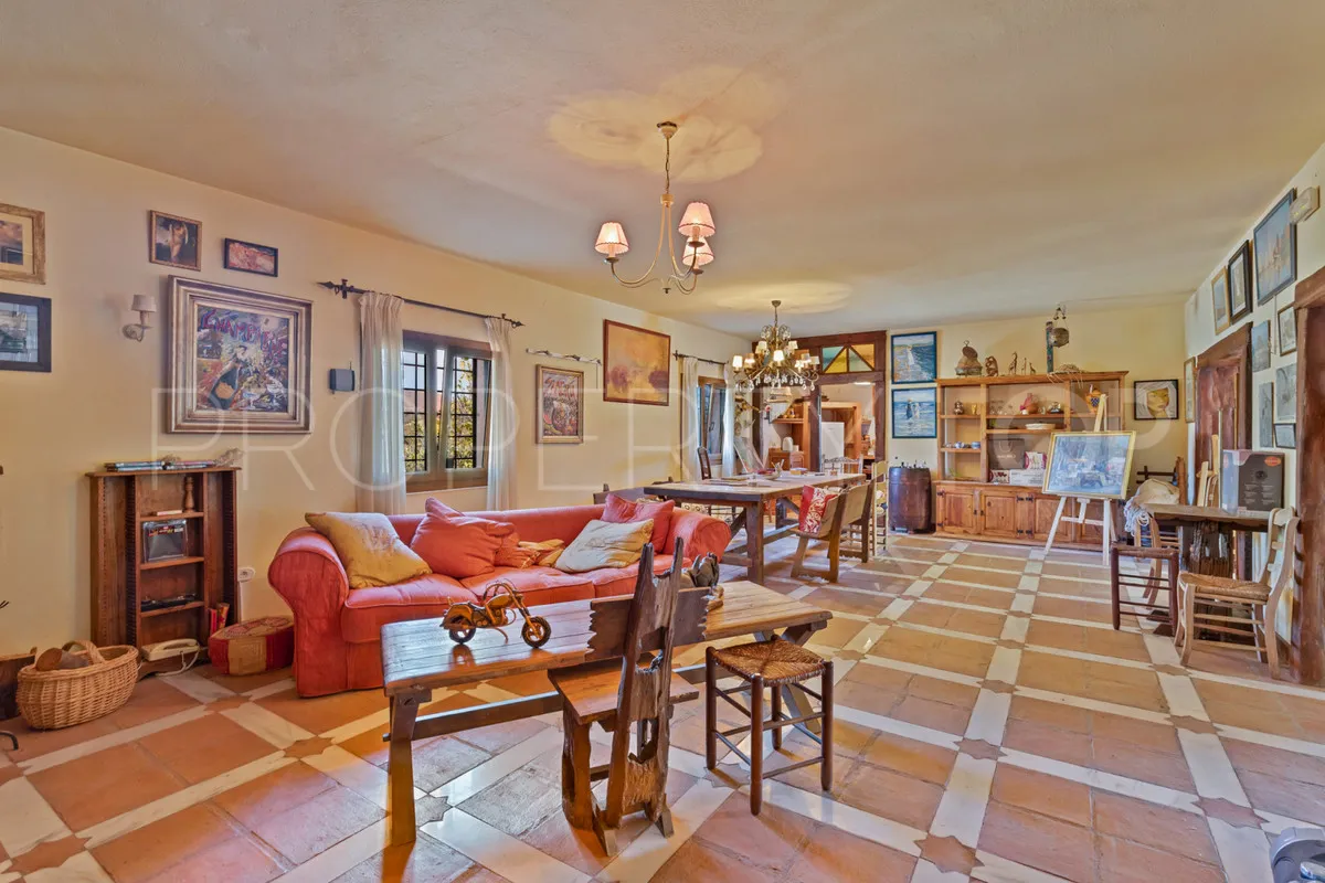 Comprar finca de 4 dormitorios en Mijas Costa